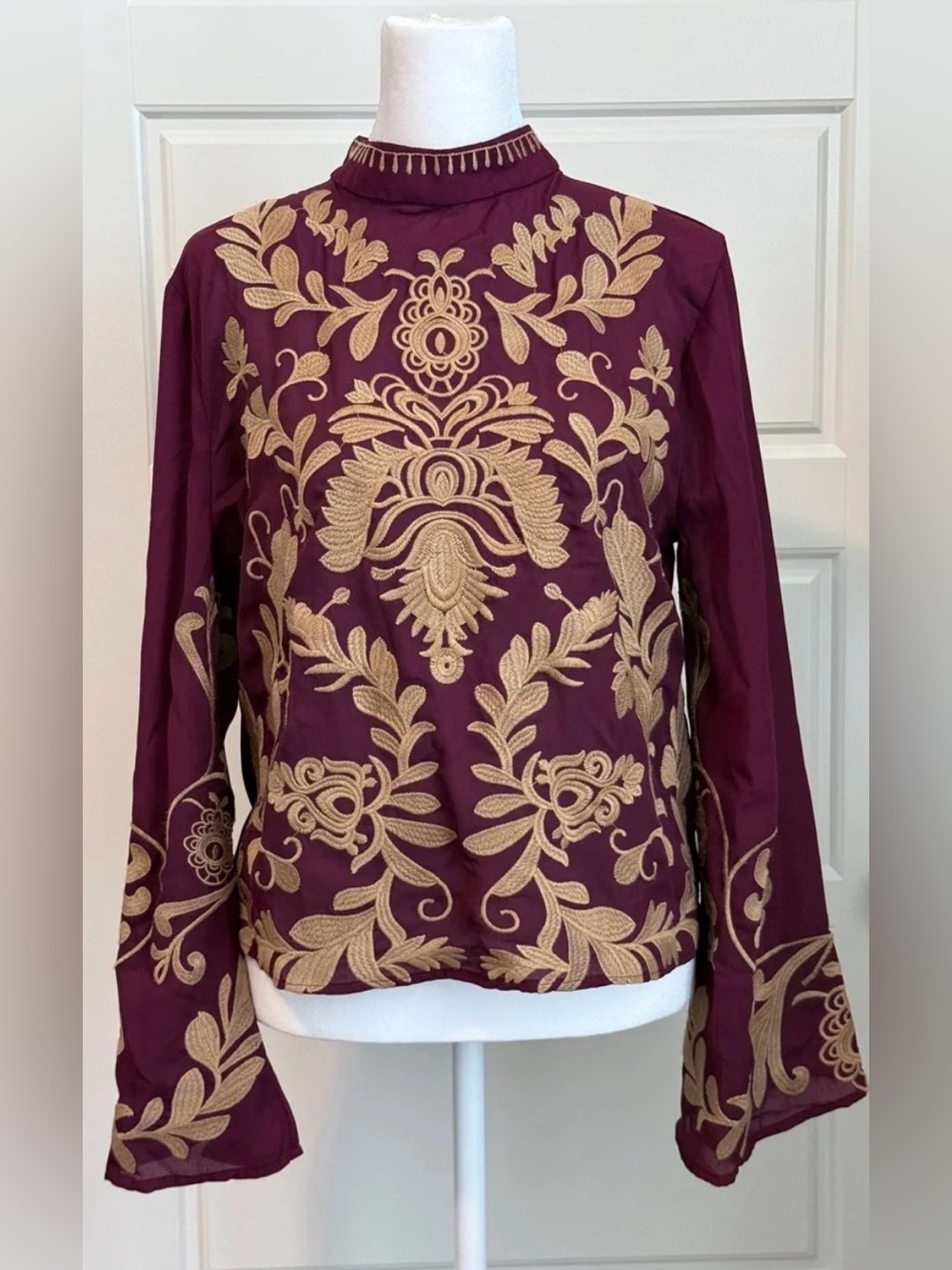 NWT Gimmicks Women’s Embroidered Waist Length Blouse